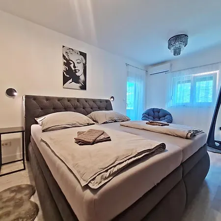 Apartment Family Iva Zrnovnica